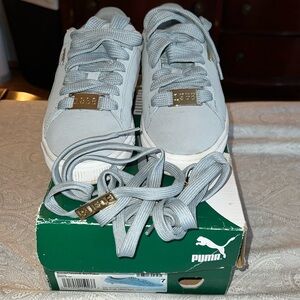 Used women Puma sneakers with box and two size laces!